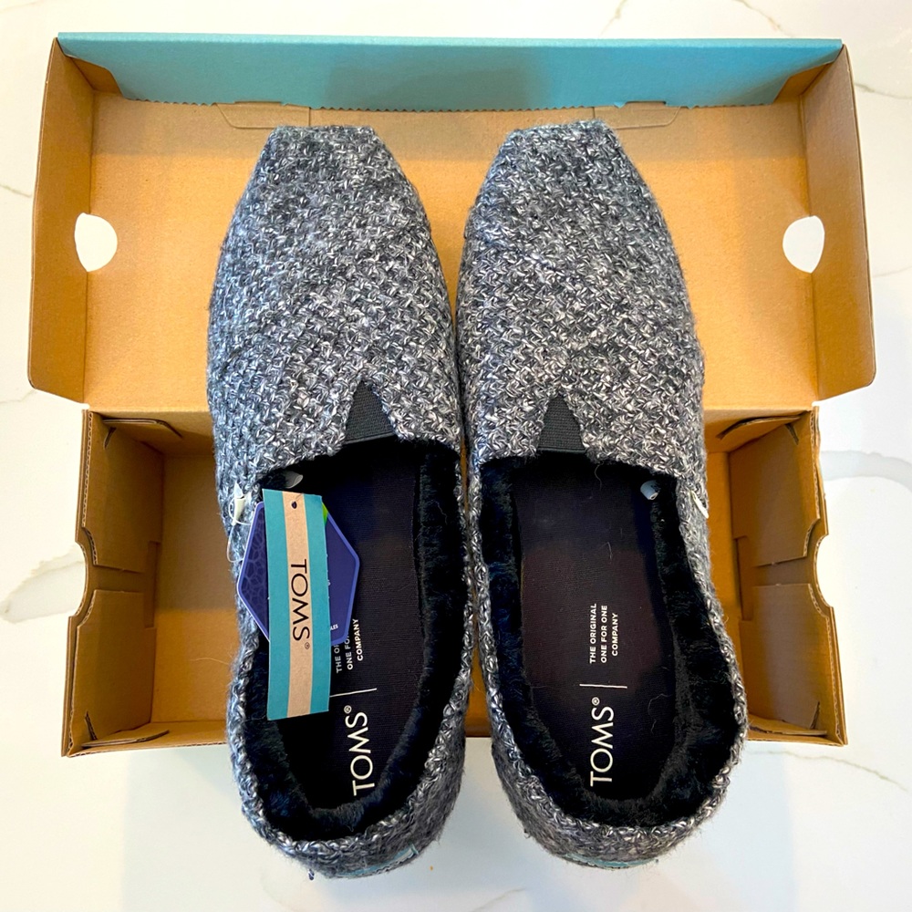 NWT Tom’s sweater fleece slip-on shoes